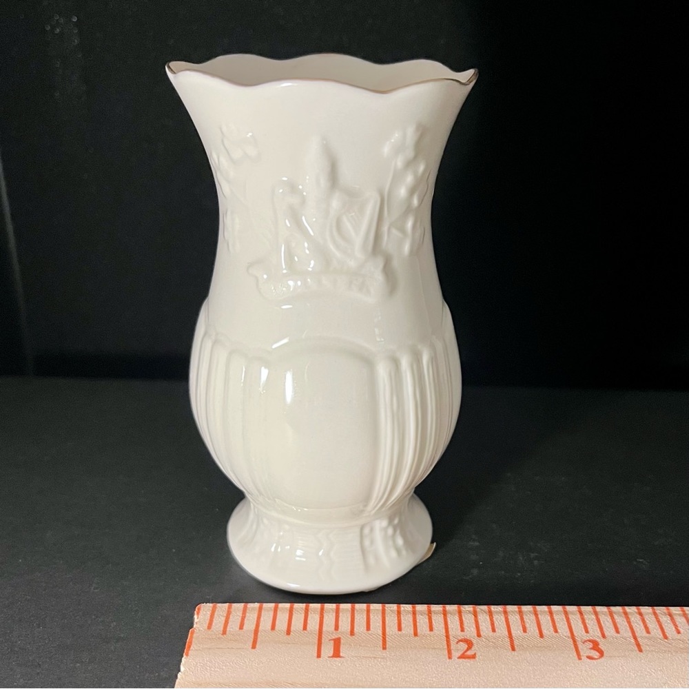 Vintage Belleek‎ Ireland Collectors Society Spill Vase NWT